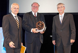 von links nach rechts:  Gerald Schweighofer, Prof. Julius K. Natterer, Univ...