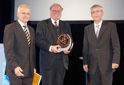 von links nach rechts: Gerald Schweighofer, Prof. Julius K. Natterer, Univ...