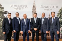 Gerald Schweighofer mit dem Team von ERNE Holzbau AG  von links nach rechts:...