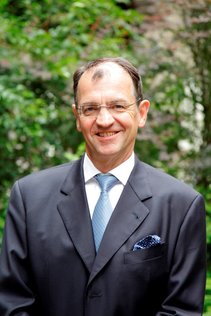 Dr. Erich Wiesner