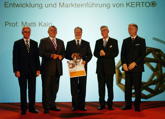 von links nach rechts: Gerald Schweighofer, Bundeskanzler Dr. Alfred Gusenbauer,...